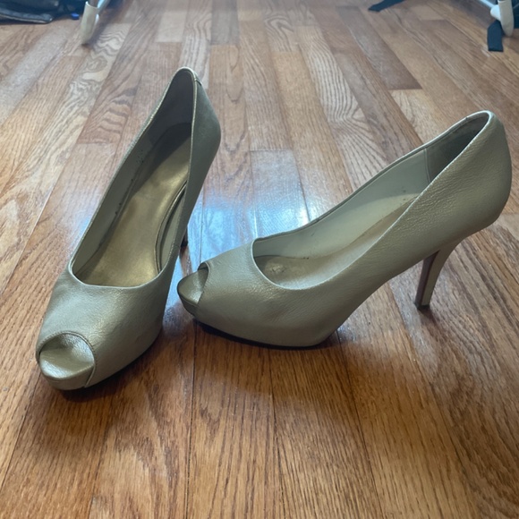 Light gold open toe heels - Picture 2 of 2